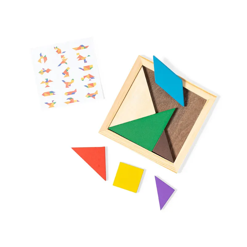 Puzzle tangram de madera multicolor en puzzle tangram de madera, vista frontal