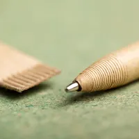 Bolígrafo de cartón reciclado Valvek con capucha de papel reciclado, vista lateral