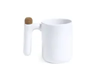 Taza de cerámica Beverly 500 ml con agitador en el asa de cerámica, vista lateral