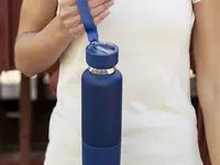 Botella térmica de acero Flautrok 500 ml con vaso y lanyard de acero inox, detalle 4