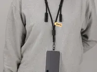 Lanyard Tebrer con cable cargador y soporte para móvil de aluminio reciclado/ poliéster RPET, detalle 1