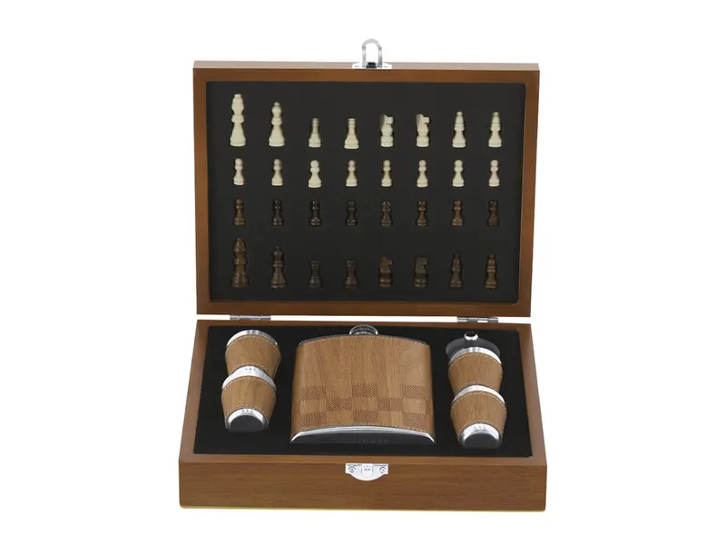 Set petaca Fleet 220 ml con 4 chupitos y ajedrez en natural s/t de madera, vista frontal