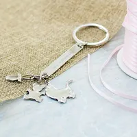 Llavero metálico Charming con abalorios y chapa 8,5 cm de metálico, vista lateral